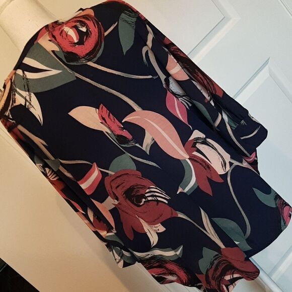 Sew in Love Float on Floral Navy with Floral Print Bat Wing Blouse  NWT - Picture 4 of 13